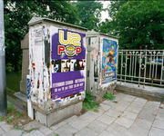 838952 Afbeelding van twee schakelkasten aan de Maliesingel te Utrecht, met o.a. posters voor 'U2-Pop' in het Feyenoord ...